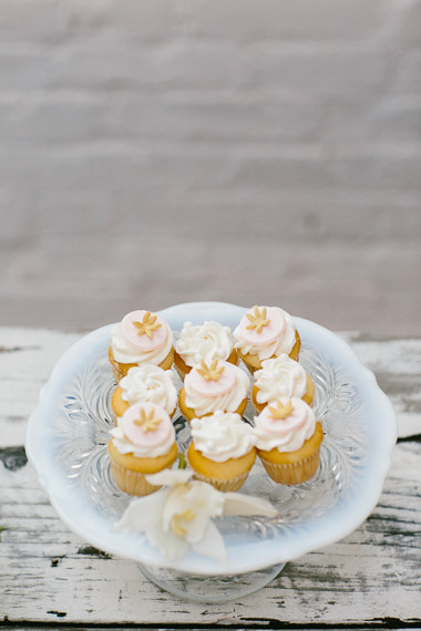 Mini white cupckaes