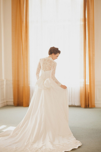 Elegant lace wedding dress