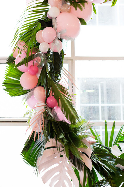 tropical wreath with balloons
