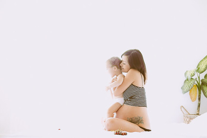 family maternity photos by Yuna Leonard