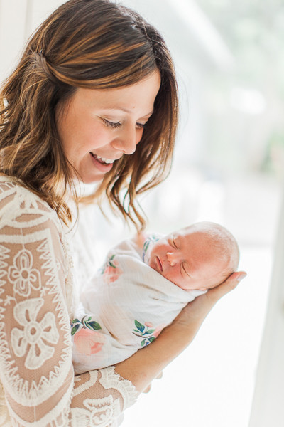 mother daughter newborn photos