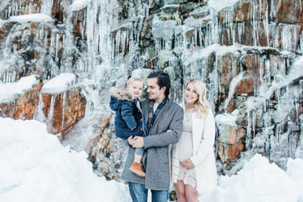 Snowy family photos in Canada