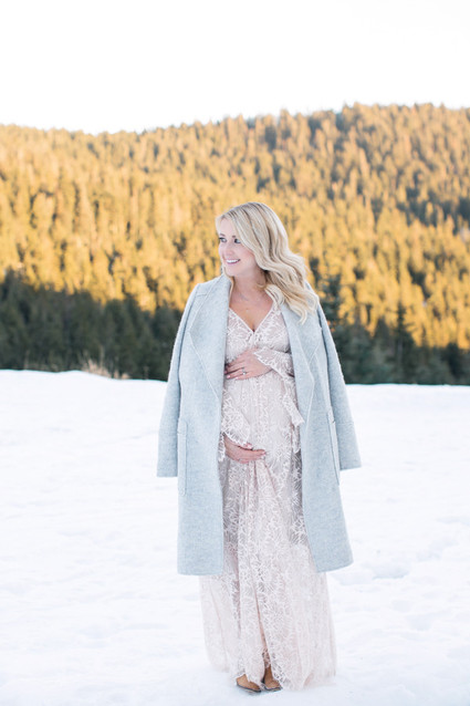 Winter maternity photos Inspiration