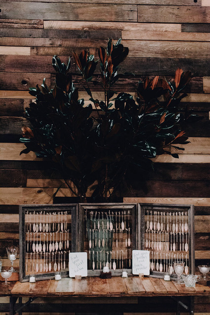 Feather escort cards