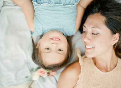 mother daughter beach session in hawaii