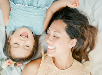 mother daughter beach session in hawaii