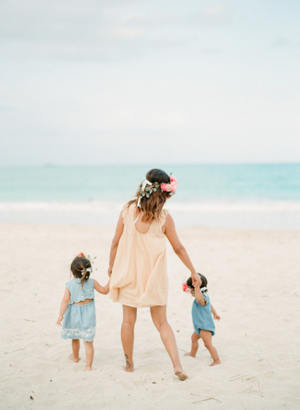 mother daughter beach session in hawaii