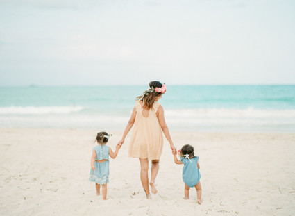 mother daughter beach session in hawaii