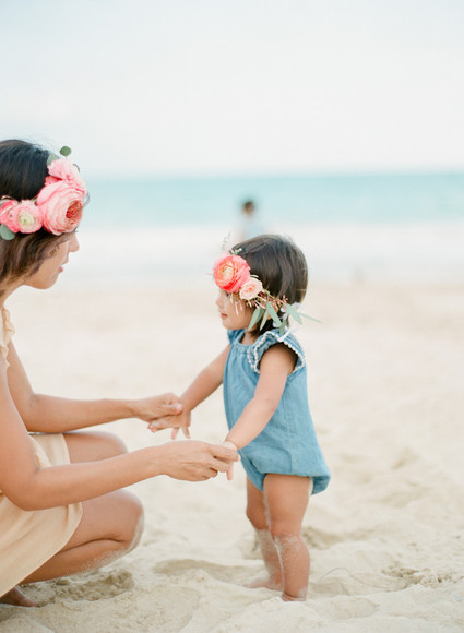 mother daughter beach session in hawaii