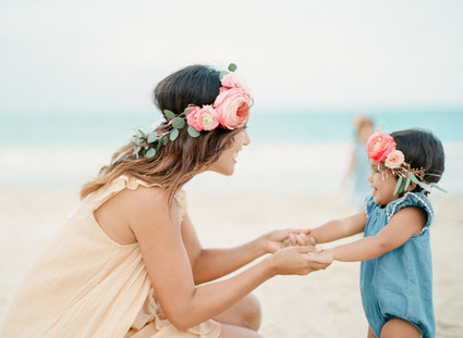 mother daughter beach session in hawaii