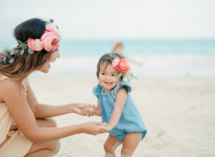 mother daughter beach session in hawaii