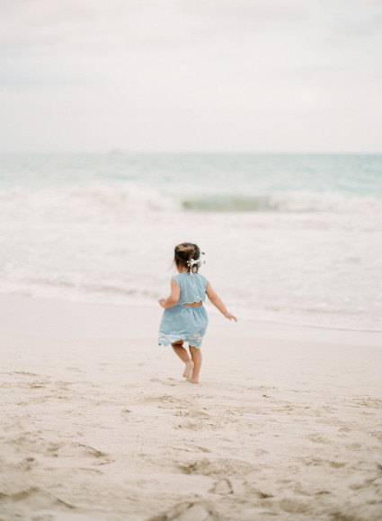 mother daughter beach session in hawaii