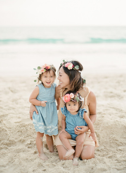 mother daughter beach session in hawaii