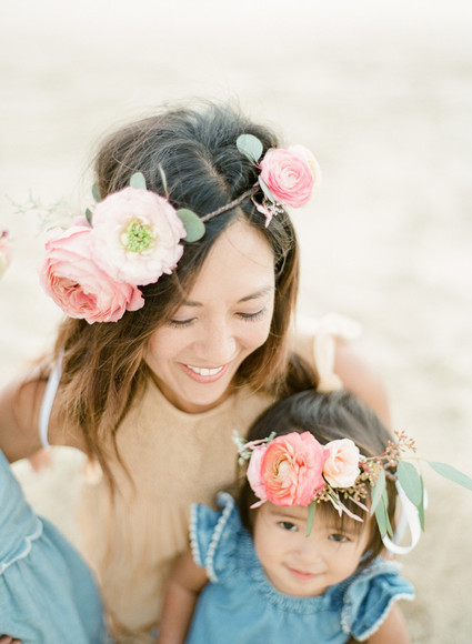 mother daughter beach session in hawaii