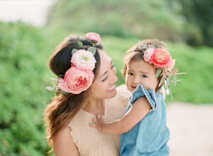 mother daughter beach session in hawaii