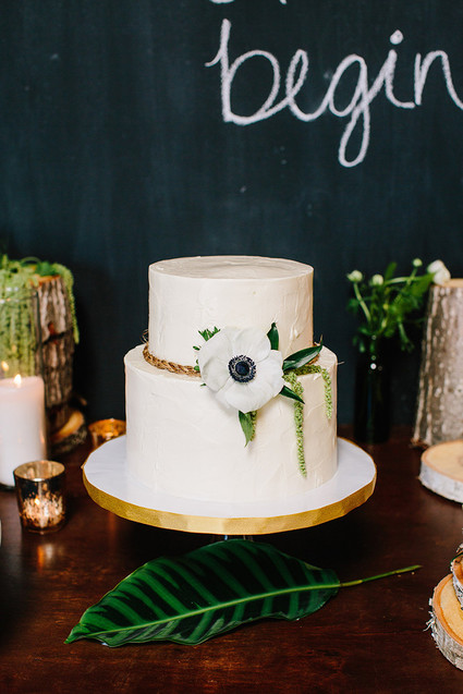 Modern white wedding cake