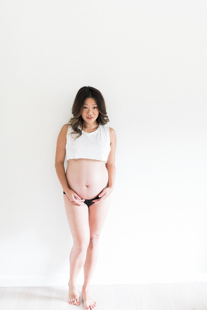 intimate romantic maternity photos
