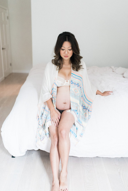 intimate romantic maternity photos