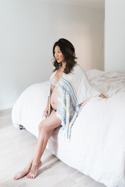 intimate romantic maternity photos