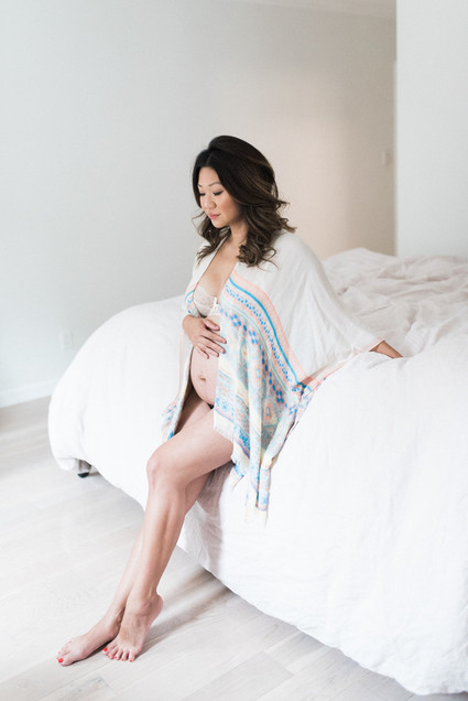 intimate romantic maternity photos