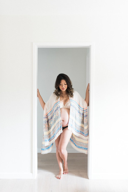 intimate romantic maternity photos