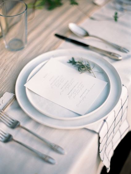 white and blue place setting Inspiration
