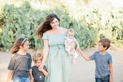 mama and four kids lifestyle session