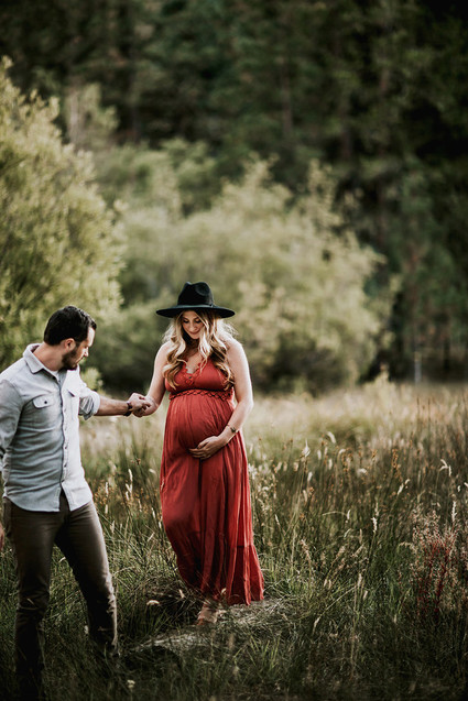 Moody bohemian maternity photos