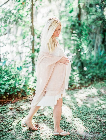 Romantic feminine maternity photos