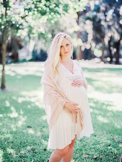 Romantic feminine maternity photos