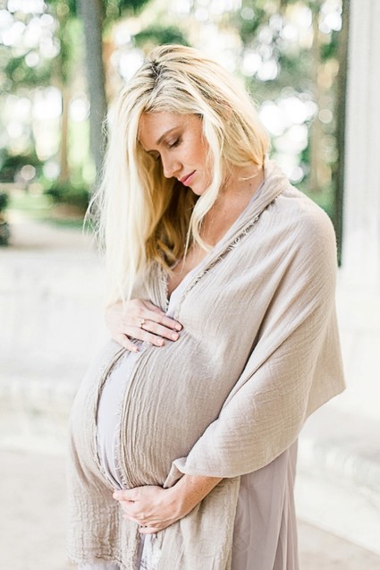 Romantic feminine maternity photos