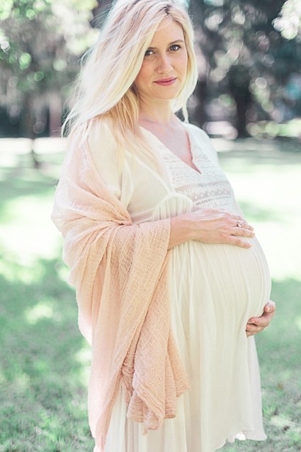 Romantic feminine maternity photos