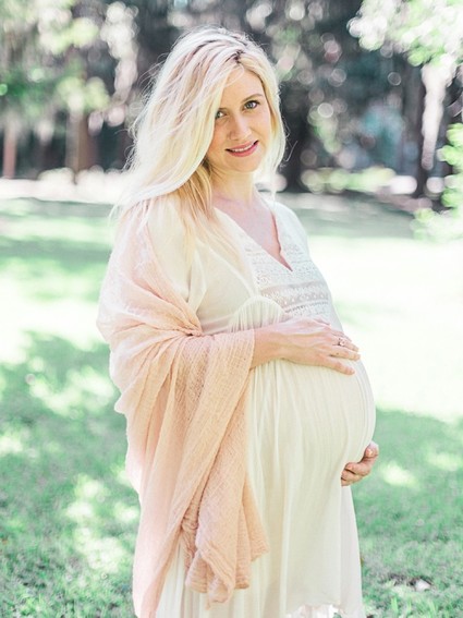 Romantic feminine maternity photos