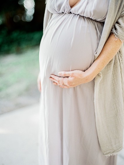 Romantic feminine maternity photos