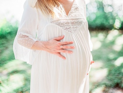 Romantic feminine maternity photos