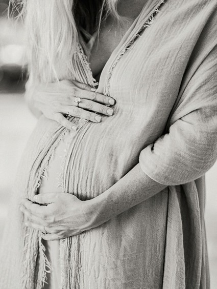 Romantic feminine maternity photos