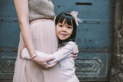 Family maternity photos in Barcelona