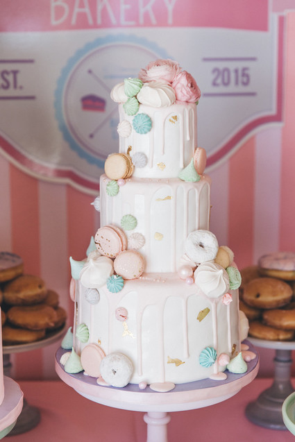 donut and macaron cake