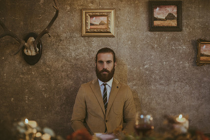 Fall groom