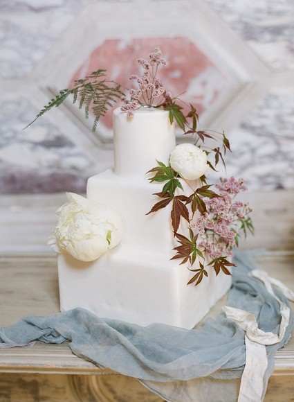 Romantic wedding cake