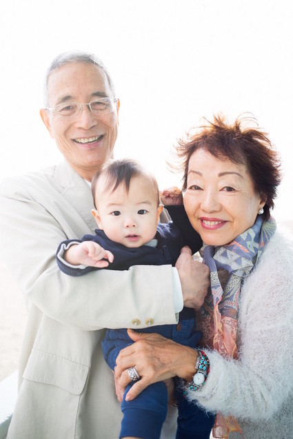 multi generation family photos at the beach