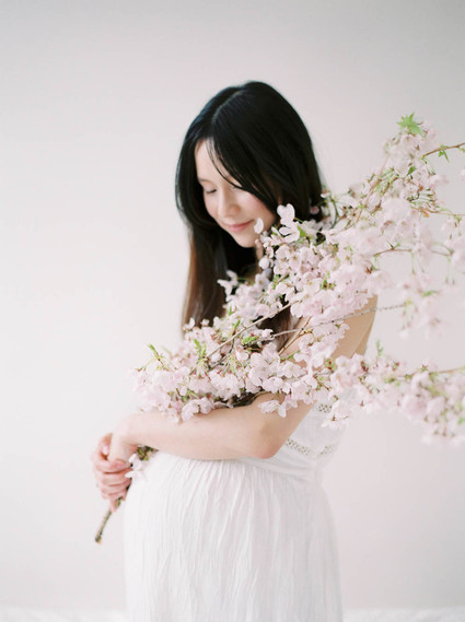 minimal spring maternity photos
