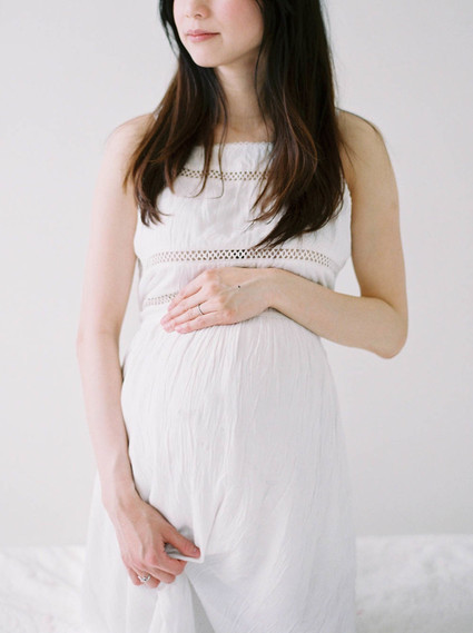 minimal spring maternity photos