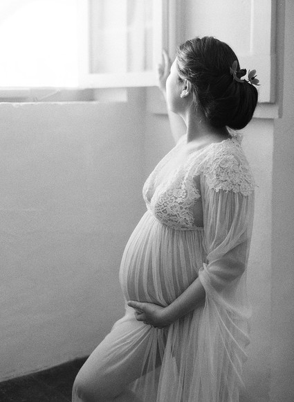 Romantic maternity photos in Italy
