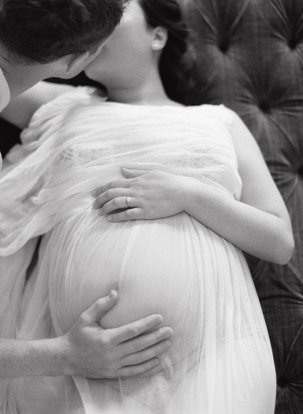 Romantic maternity photos in Italy