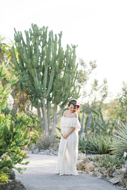 Modern mexican-inspired maternity photos