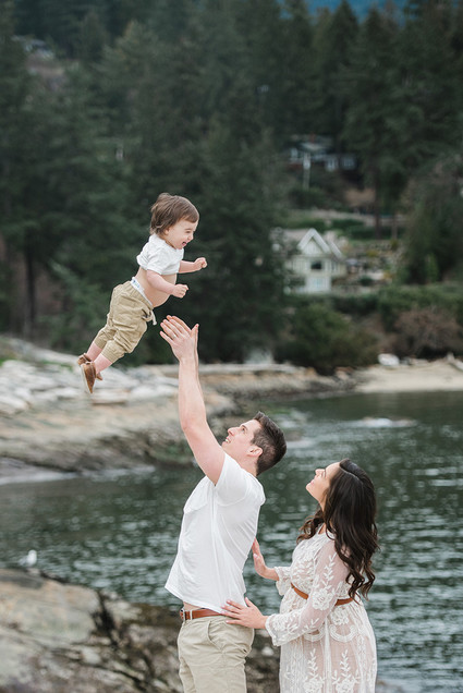 Seaside family maternity photos
