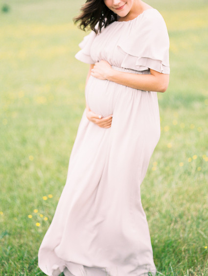 Meadow maternity photos Inspiration