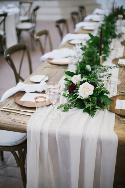 Center garland on wedding table Inspiration