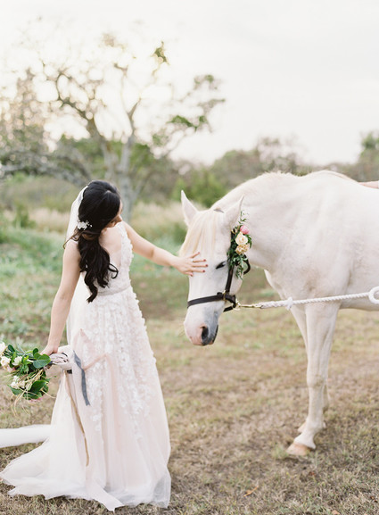 Vintage botanical wedding at Puakea Ranch in Hawaii
